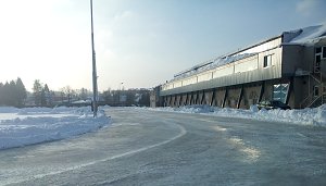 Rychlobruslařský ovál připravený pro konání závodů dračích saní Rychlobruslařský ovál připravený pro konání závodů dračích saní